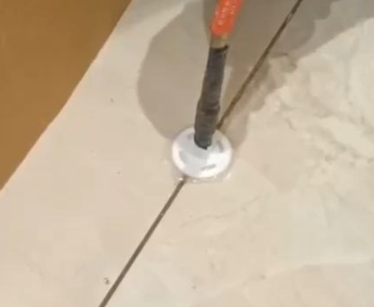 那坡瓷砖空鼓维修公司专业解答瓷砖在铺贴过程中，如果没有涂抹均匀到位的粘结材料（如水泥砂浆或瓷砖胶），可能会导致以下问题