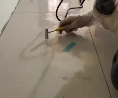 那坡瓷砖开裂维修公司专业分享瓷砖在铺贴前如果没有沥干水分，将会导致以下问题